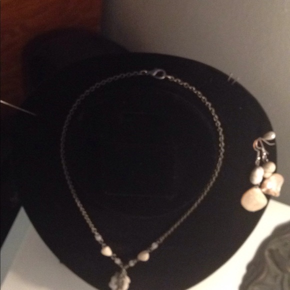 Lovely earrings and necklace set - Picture 3 of 3